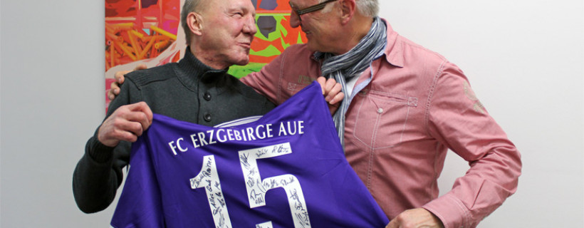 Die Freude steht beiden ins Gesicht geschrieben: Patient Rainer Kunde freut sich über den Überraschungsbesuch seines früheren Spielerkollegens und ehemaligen Fußball-Nationaltorwart Jörg Weißflog (rechts im Bild).
