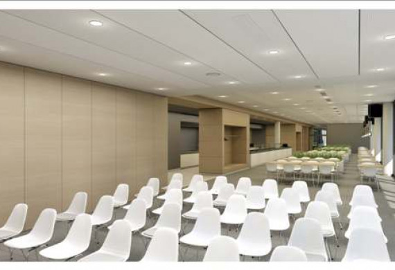 Ein Veranstaltungsraum, ausgestattet mit modernster
Präsentationstechnik, bietet Platz für bis zu 100 Gäste.