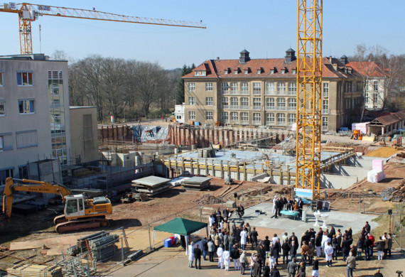 Am 20.03.2015 wurde der Grundstein für den richtungsweisenden Neubau Haus 6 am Standort Zwickau des Heinrich-Braun-Klinikums gelegt.
