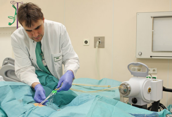 Dr. med. Jörg Thalwitzer, Leitender Arzt Interventionen, überprüft noch einmal die Katheter, bevor die Bestrahlung erfolgen kann.