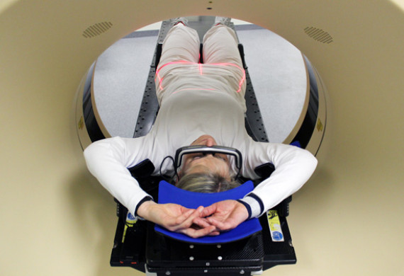 Zur Bestrahlungsplanung wird eine Computertomografie in verschiedenen Atemphasen angefertigt. Die Patientin erhält über eine optische Brille Informationen zu ihrer Atembewegung.