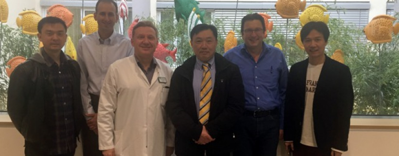 Chefarzt Privatdozent Dr. med. habil. Mirow (3 v. l.) hat die chinesischen Kollegen um Professor Jianping Gong (4. v. l.)zum fachlichen Austausch in der Zwickauer Klinik begrüßt. 