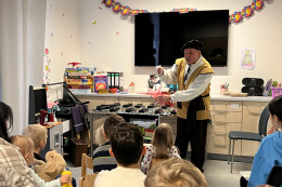 Zauberer Lutz Fischer sorgte an Nikolaus mit einem Märchenprogramm und einigen Zaubertricks für Begeisterung bei unseren kleinsten Patienten.