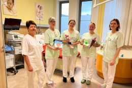 Pflegerische Klinikleitung Sabine Metzler (links), Praxisanleiterin des Studiengangs Katrin Plath (2. v. l.) und Stationsleitung der Geburtshilfe Jacqueline Krawietz (rechts) begrüßen die neuen Hebammenstudentinnen.