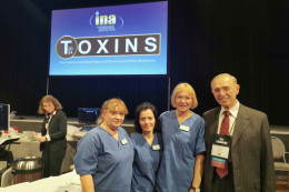Ärztin Frau Dr. med. Andrea Stenner (2. v. rechts) zusammen mit ihren beiden Medizinischen Fachangestellten Bianca Tryonadt (2. v. li.), Simone Kunde-Luckner (links) sowie Moderator Dr. Andrew Blitzer.