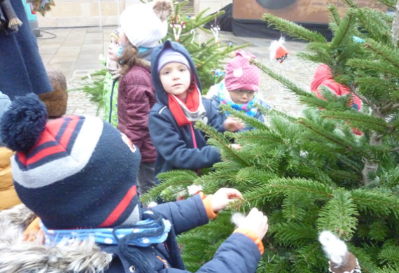 Sorgsam und genau behängen die Kinder „ihren“ Weihnachtsbaum.