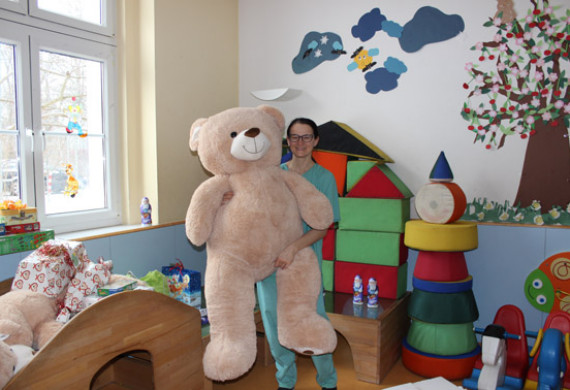 Nun bewohnen drei riesige Teddys das Kinderzentrum am HBK.