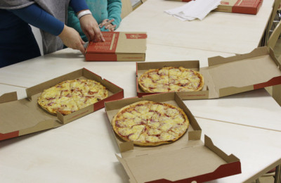 Das gemeinsame Pizzaessen ist fester Bestandteil des Zwickauer KIDSTIME®-Workshops und fördert den weiteren Austausch zwischen den Familien.