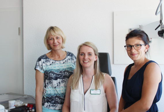 Das Praxis-Team: Schwester Andrea (links), Dr. Cornelia Schmidt (Mitte), Schwester Stefanie (rechts)