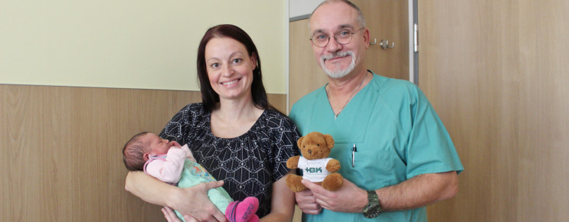Oberarzt Uwe W. Schröter, Leiter der Geburtshilfe, übergibt Mutter Antje einen HBK-Teddy als Glücksbringer für die kleine Emma, welche im HBK das Licht der Welt erblickt und die 700. Geburt in diesem Jahr war. 