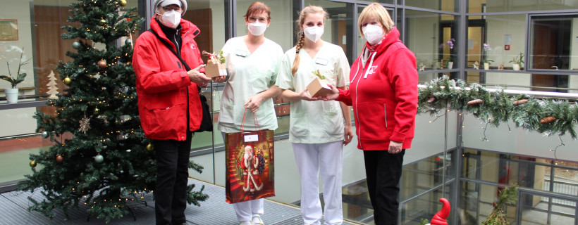Bereichsleitung Diana Santowski (2. v. l.) bedankt sich im Namen des gesamtes Personals der Palliativstation für das weihnachtliche Dankeschön der IG Metall Zwickau.