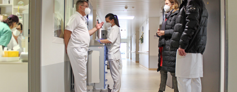 Chefarzt Dr. med. Reinhold Müller und der Ärztliche Direktor des HBK Dr. med. Karsten Fröhlich geben Frau Oberbürgermeisterin Constance Arndt Einblicke in den Krankenhausalltag während der Corona-Pandemie.