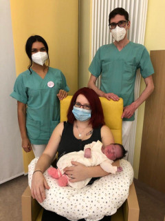 Mutter Janine mit Neujahrsbaby Mathilda Isabella und Hebamme Nancy zusammen mit Facharzt Oliver Fröhlich, die die Geburt begleiteten