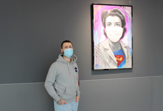 Das Porträt der Krankenschwester-Superheldin wurde am 02.02.2021 von Florian Leibiger an das HBK übergeben.