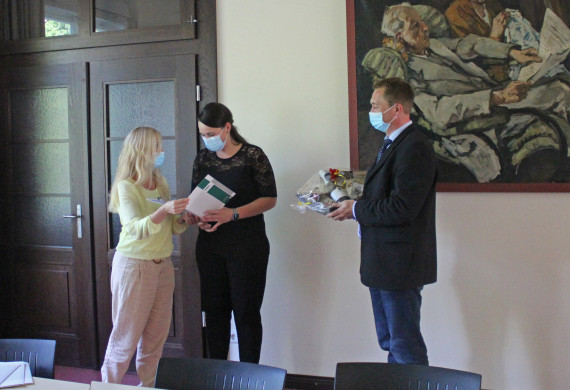 Ein besonderes Lob ging an Alice Leichsenring (Bild: Mitte) und Skadi Heuschkel, die beide mit der Bestnote 1,0 abschlossen.