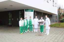 Hausarzt Dr. medic. Mohan (rechts) überreicht die MoTEAMation an das Team der Chirurgischen Praxis Winter/Krauß.
