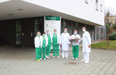 Hausarzt Dr. medic. Mohan (rechts) überreicht die MoTEAMation an das Team der Chirurgischen Praxis Winter/Krauß.
