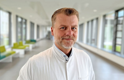 Prof. Dr. med. Eric Röhner wurde zum Chefarzt der Klinik für Orthopädie am Standort Zwickau berufen.