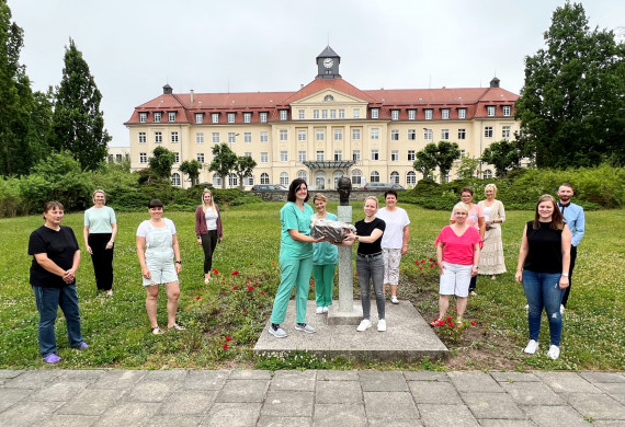 Die #MoTEAMation im Juni wurde von den beiden Radiologie-Mitarbeitern in Grün Cornelia Andrä (vorn) und Jana Szauer (hinten) an das Team der Personalabteilung in Zwickau übergeben. 