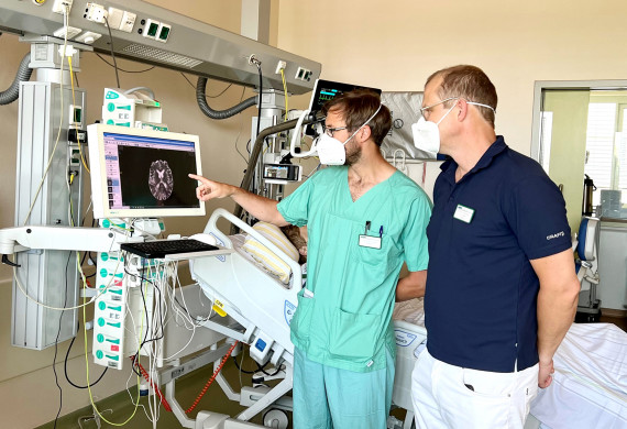 Chefarzt Reske mit Oberarzt Samuel Wolf (links) am Patient auf der ITS 04-1