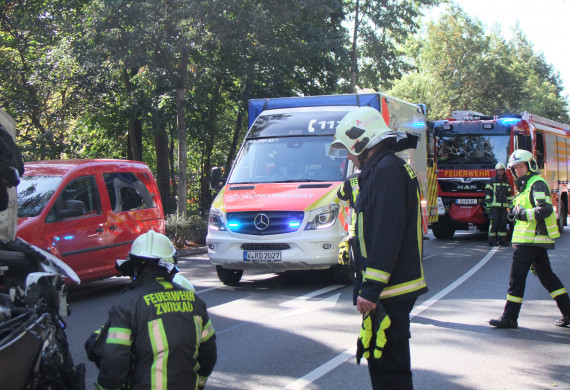 Einsatz bei einem Verkehrsunfall mit mehreren Verletzten in der Kolpingstraße Zwickau im Oktober 2021