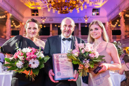 Dr. med. Ralf Schaub beglückwünschte die Preisträger 2023: Agnieszka Kolaczek-Martinek (rechts) und MUDr. Michaela Knor (links), © Kristin Schmidt