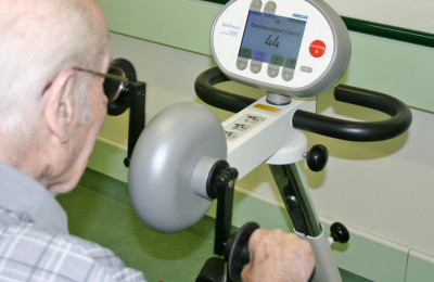 Patienten können beispielsweise mit dem Bewegungstrainer Kraft und Ausdauer der Arme trainieren.